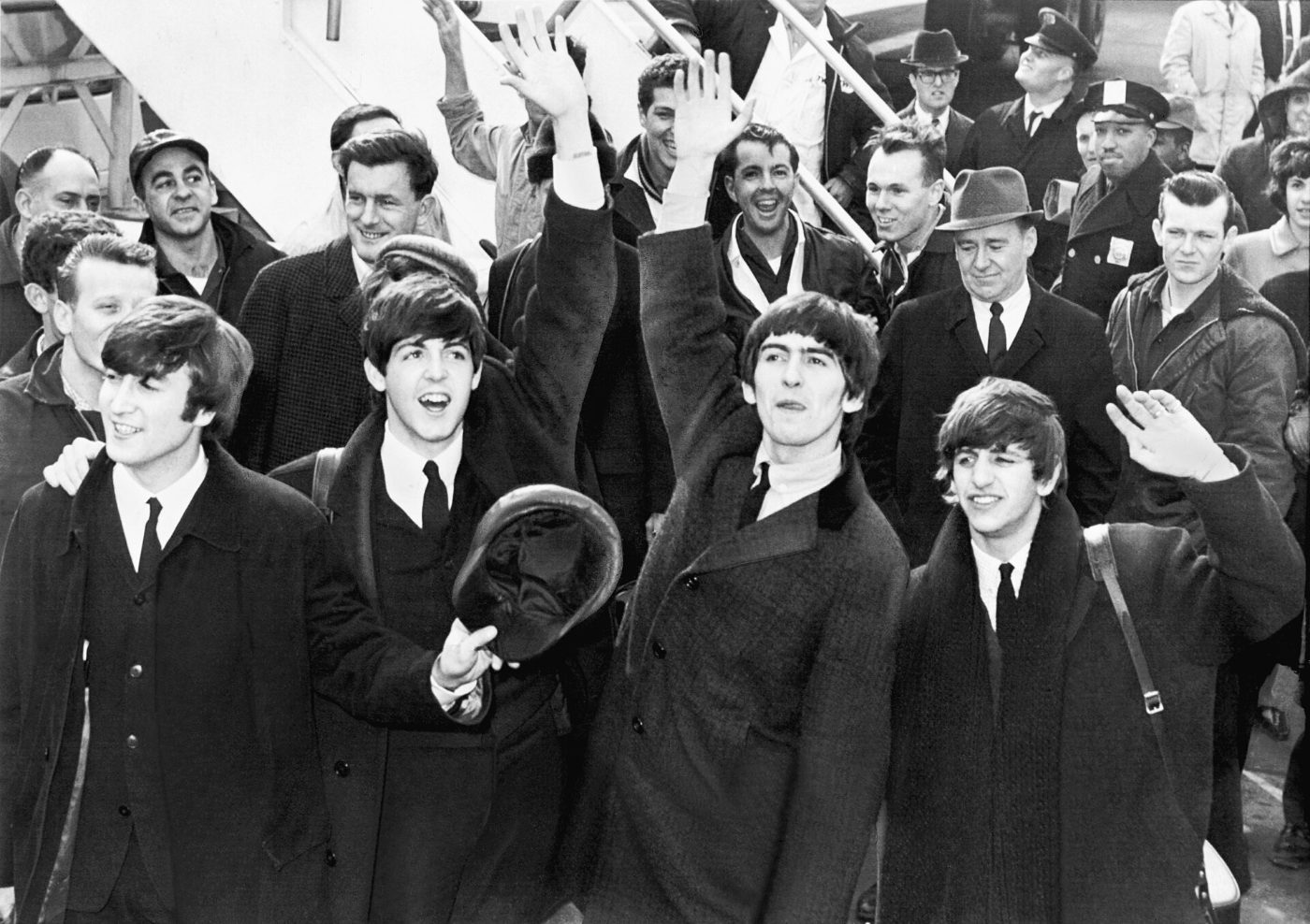 „Бийтълс“ пристигат в Ню Йорк през 1964 г.