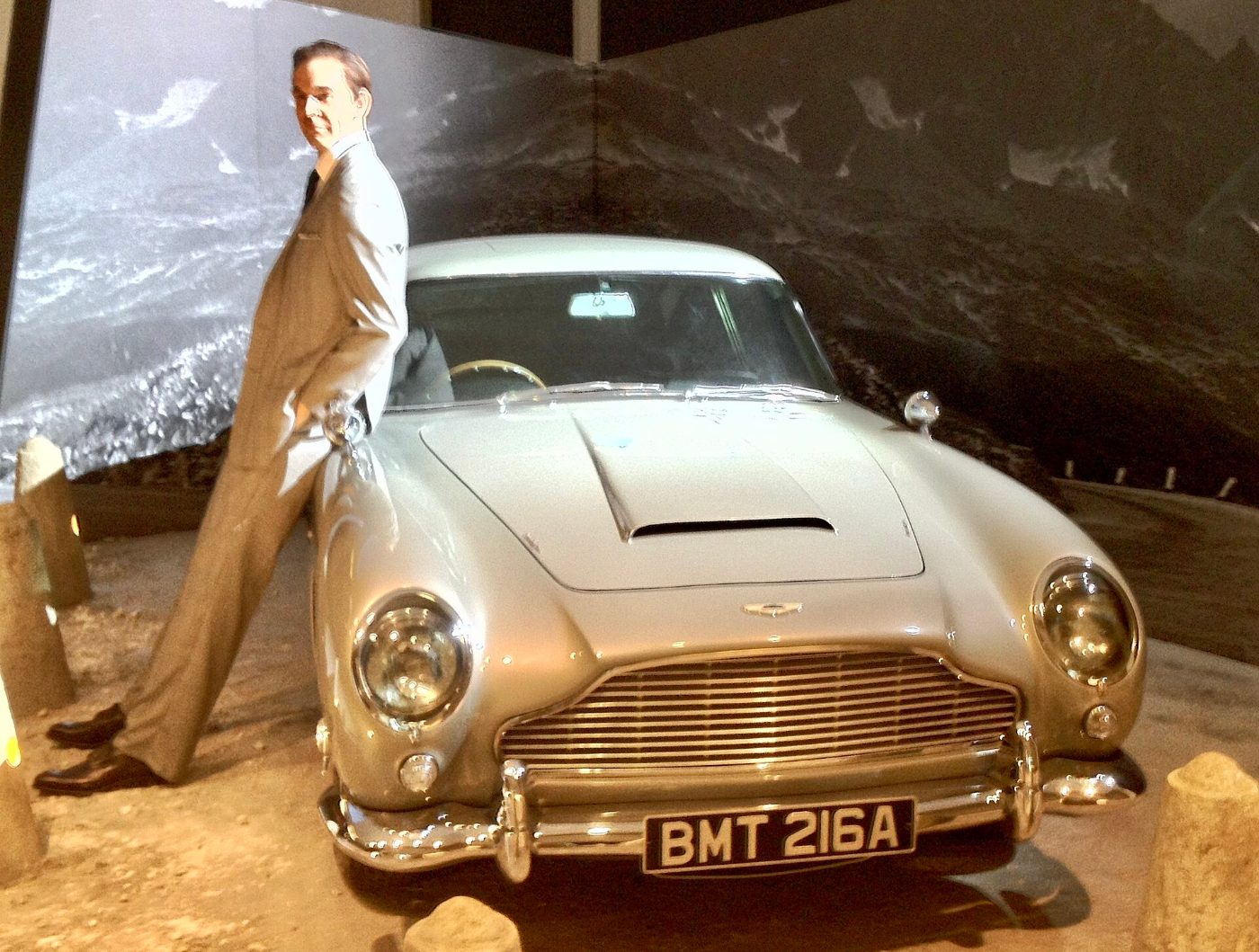 Aston Martin DB5, колата на Джеймс Бонд