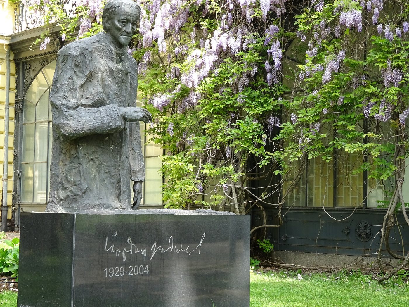 Паметник на Йордан Радичков