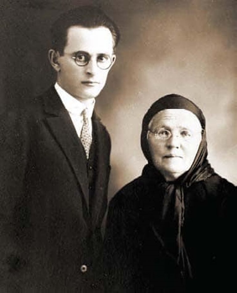 Димитър Талев и майка му